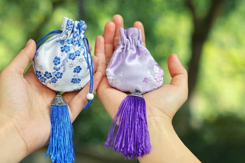 紫色的手 中度可信度描述已自动生成