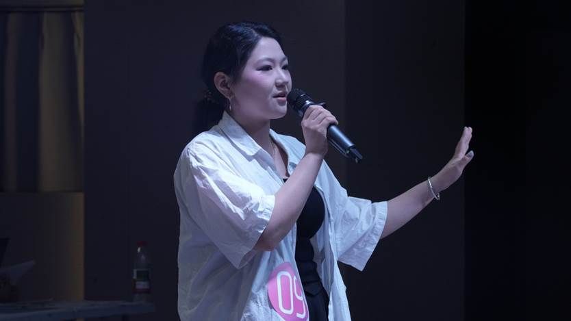 人拿着手机站着 AI 生成的内容可能不正确。