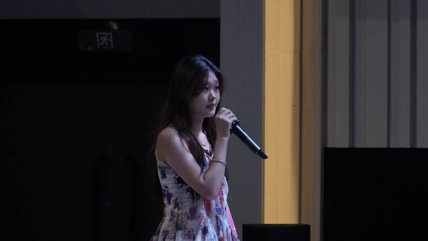 人穿着裙子 AI 生成的内容可能不正确。