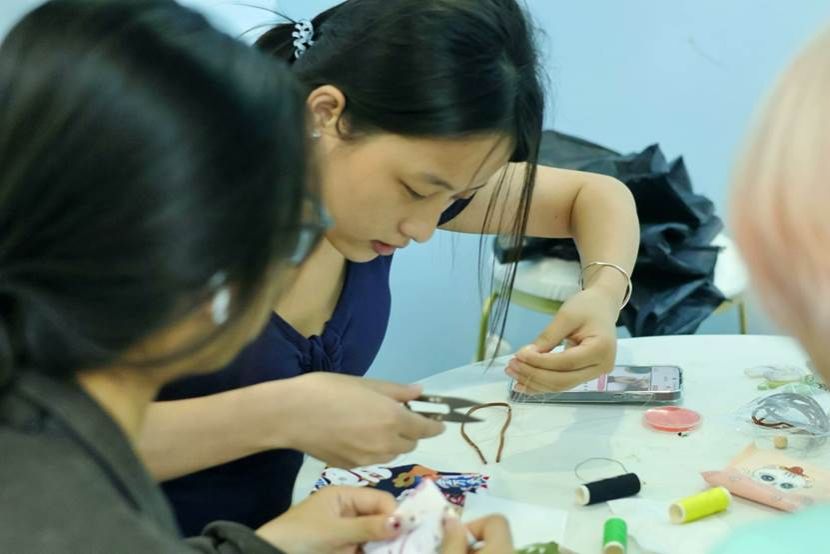 女人在切蛋糕 描述已自动生成