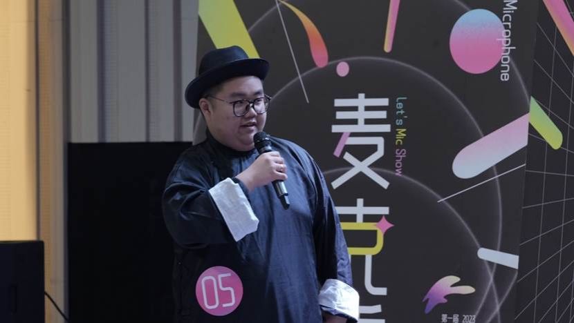 图片包含 年轻, 游戏机, 女孩, 小孩 AI 生成的内容可能不正确。