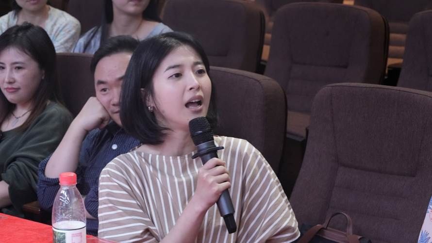 椅子上的人 AI 生成的内容可能不正确。