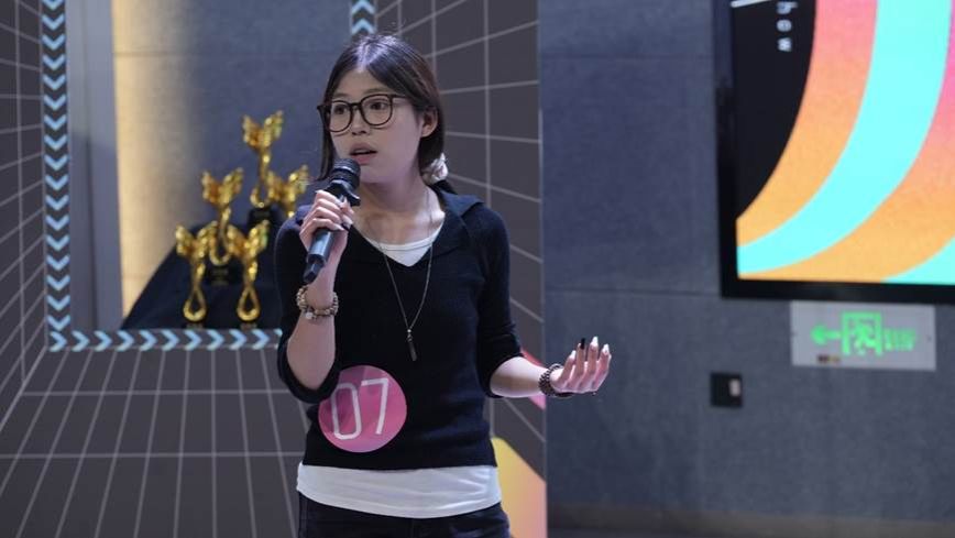 人站在电视前 AI 生成的内容可能不正确。