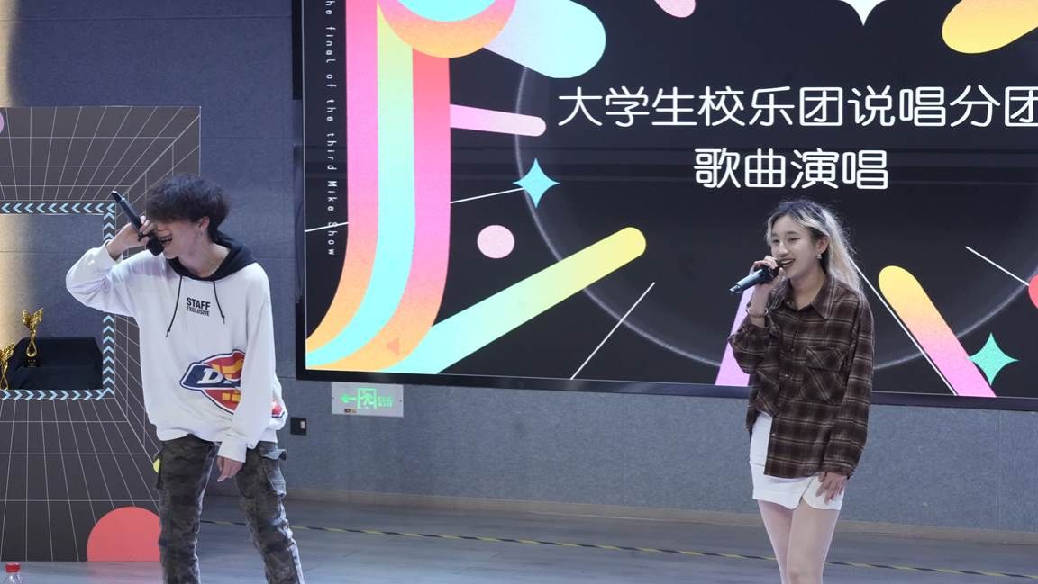 黑胶唱片的封面 AI 生成的内容可能不正确。