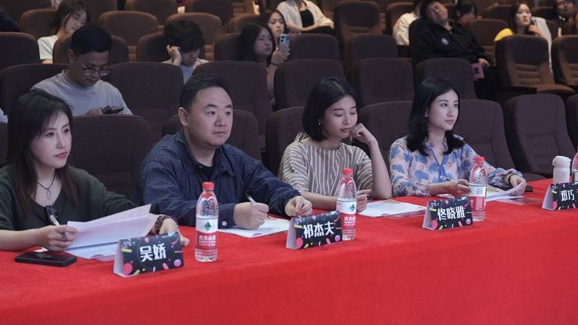 一群人坐在桌子前 AI 生成的内容可能不正确。