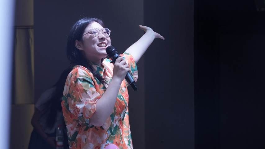 穿着蓝色衣服的人在打电话 AI 生成的内容可能不正确。