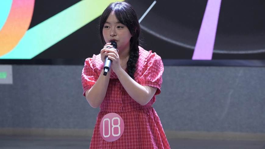 穿着粉色衣服的人在打电话 AI 生成的内容可能不正确。