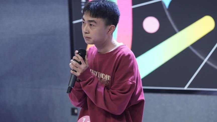 穿着粉色衣服的男子 AI 生成的内容可能不正确。