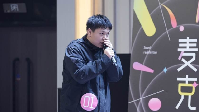 人拿着手机 AI 生成的内容可能不正确。